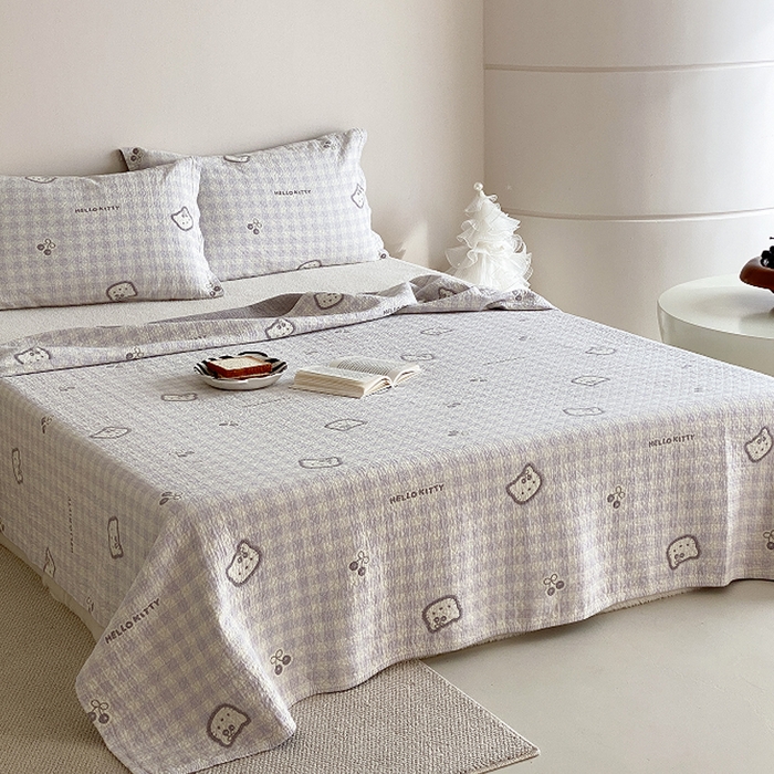 91家纺网 家纺一手货源 找家纺 麻依 2026新款安心棉床盖三件全棉四层纱布床单系列 卡通小猫-淡紫