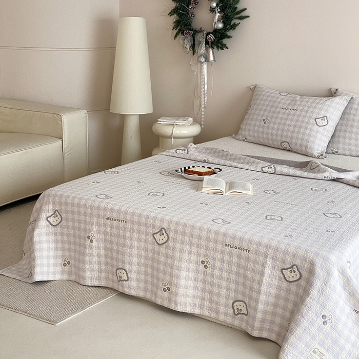 91家纺网 家纺一手货源 找家纺 麻依 2026新款安心棉床盖三件全棉四层纱布床单系列 卡通小猫-淡紫