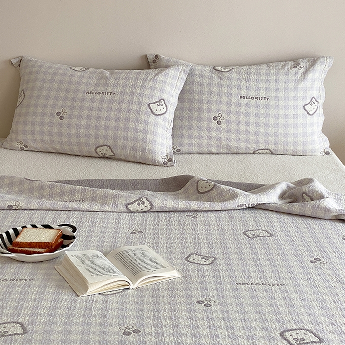 91家纺网 家纺一手货源 找家纺 麻依 2026新款安心棉床盖三件全棉四层纱布床单系列 卡通小猫-淡紫