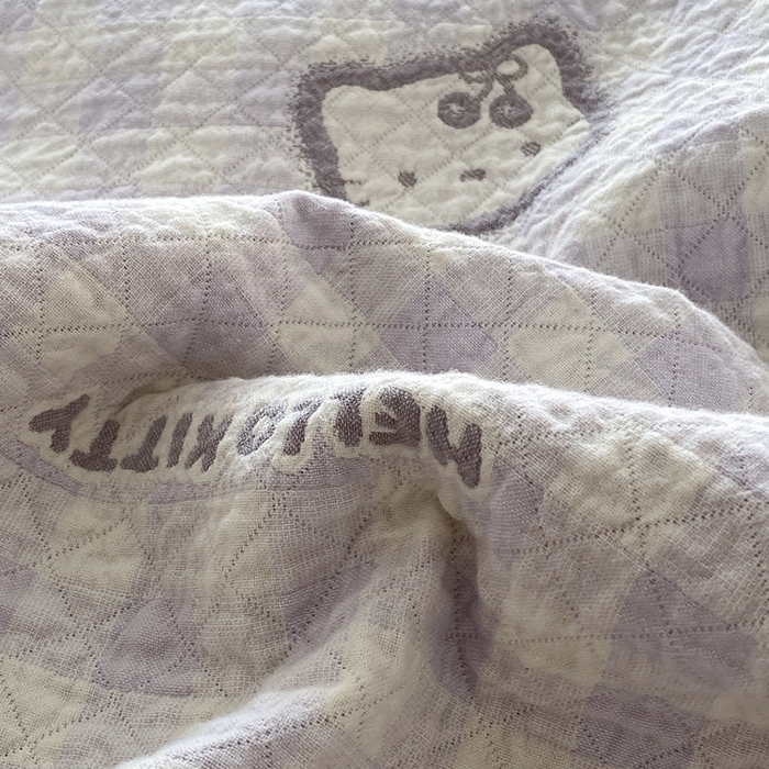 91家纺网 家纺一手货源 找家纺 麻依 2026新款安心棉床盖三件全棉四层纱布床单系列 卡通小猫-淡紫