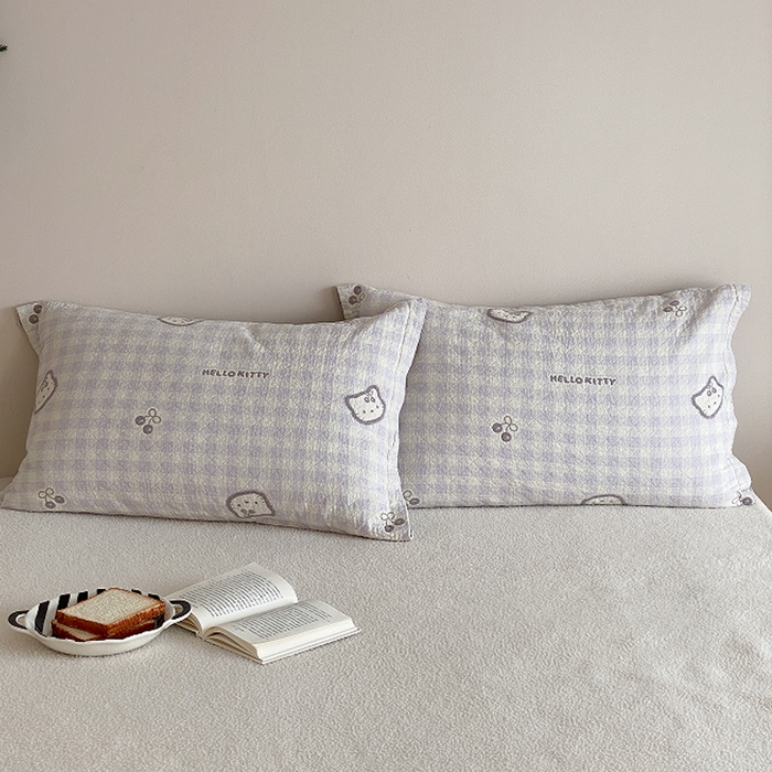 91家纺网 家纺一手货源 找家纺 麻依 2026新款安心棉床盖三件全棉四层纱布床单系列 卡通小猫-淡紫