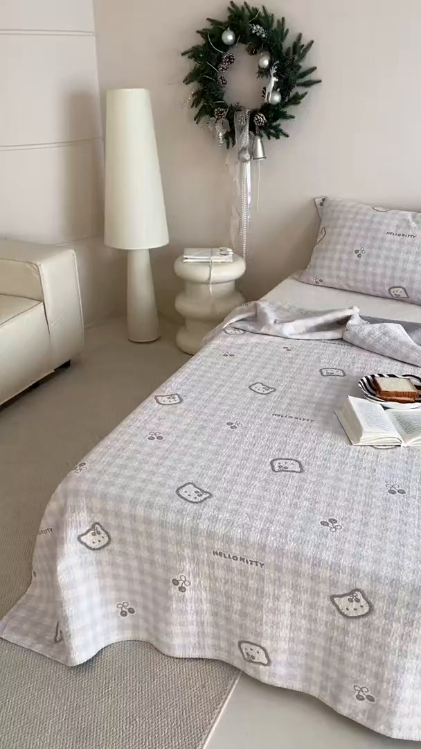 91家纺网 家纺一手货源 找家纺 麻依 2026新款安心棉床盖三件全棉四层纱布床单系列 卡通小猫-淡紫