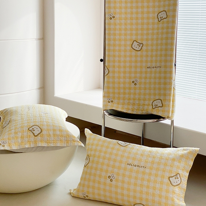 91家纺网 家纺一手货源 找家纺 麻依 2026新款安心棉床盖三件全棉四层纱布床单系列 卡通小猫-亮黄