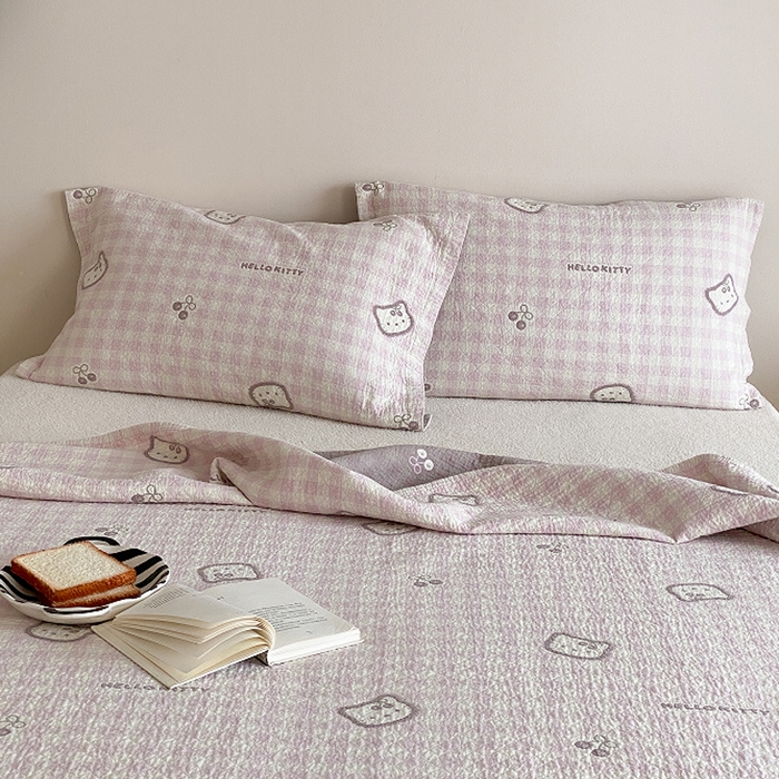 91家纺网 家纺一手货源 找家纺 麻依 2026新款安心棉床盖三件全棉四层纱布床单系列 卡通小猫-浅粉