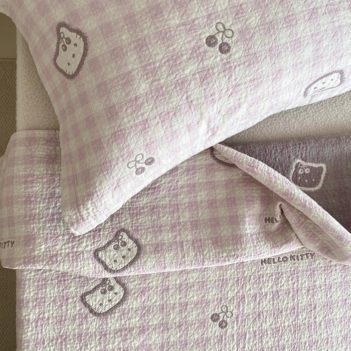 91家纺网 家纺一手货源 找家纺 麻依 2026新款安心棉床盖三件全棉四层纱布床单系列 卡通小猫-浅粉