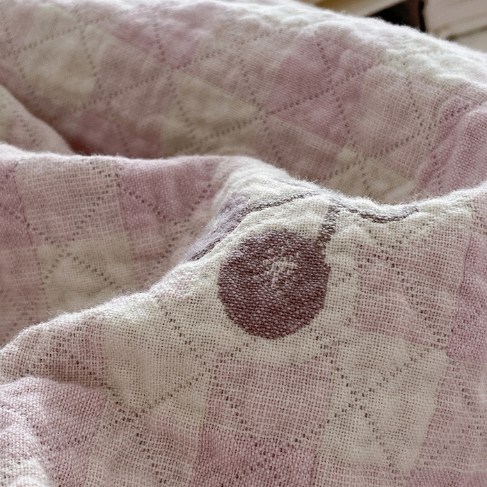 91家纺网 家纺一手货源 找家纺 麻依 2026新款安心棉床盖三件全棉四层纱布床单系列 卡通小猫-浅粉