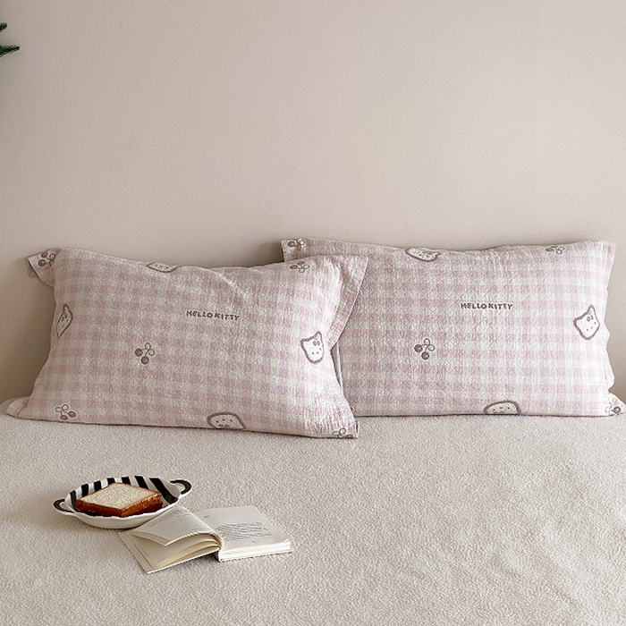 91家纺网 家纺一手货源 找家纺 麻依 2026新款安心棉床盖三件全棉四层纱布床单系列 卡通小猫-浅粉