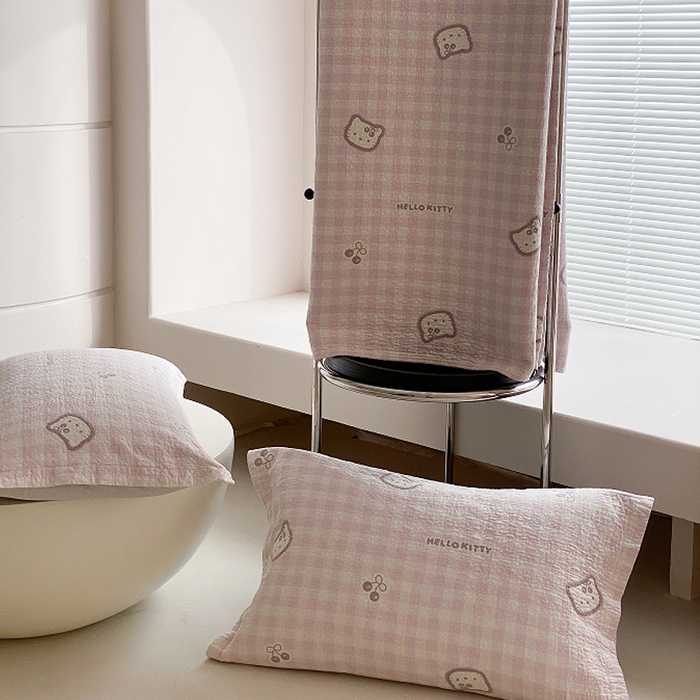 91家纺网 家纺一手货源 找家纺 麻依 2026新款安心棉床盖三件全棉四层纱布床单系列 卡通小猫-浅粉