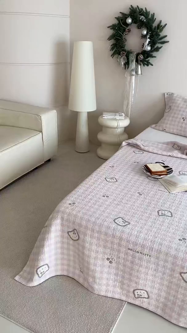 91家纺网 家纺一手货源 找家纺 麻依 2026新款安心棉床盖三件全棉四层纱布床单系列 卡通小猫-浅粉