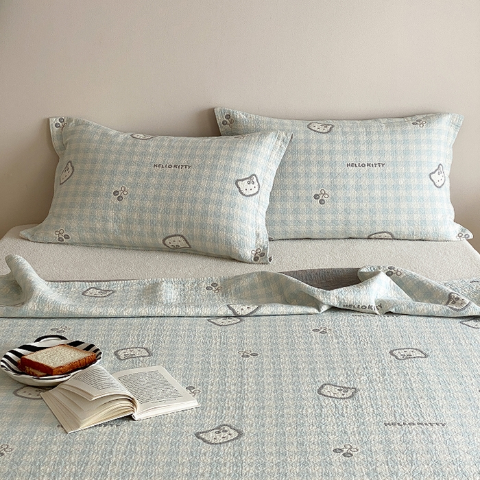 91家纺网 家纺一手货源 找家纺 麻依 2026新款安心棉床盖三件全棉四层纱布床单系列 卡通小猫-水蓝