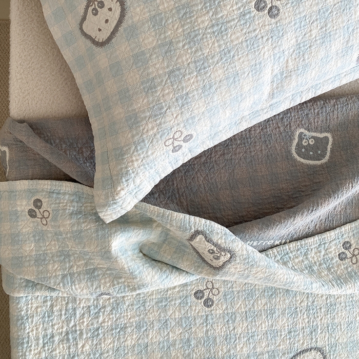 91家纺网 家纺一手货源 找家纺 麻依 2026新款安心棉床盖三件全棉四层纱布床单系列 卡通小猫-水蓝
