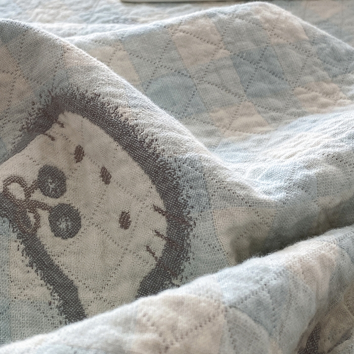 91家纺网 家纺一手货源 找家纺 麻依 2026新款安心棉床盖三件全棉四层纱布床单系列 卡通小猫-水蓝