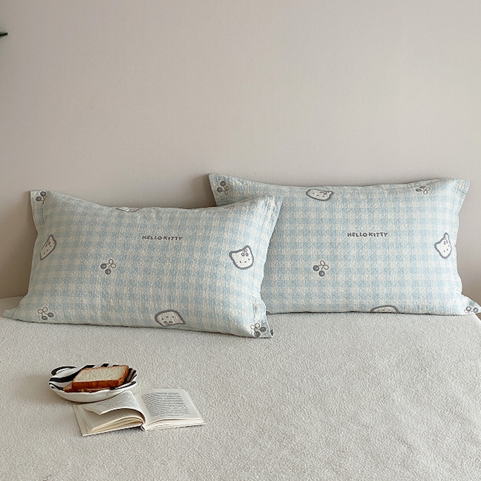 91家纺网 家纺一手货源 找家纺 麻依 2026新款安心棉床盖三件全棉四层纱布床单系列 卡通小猫-水蓝