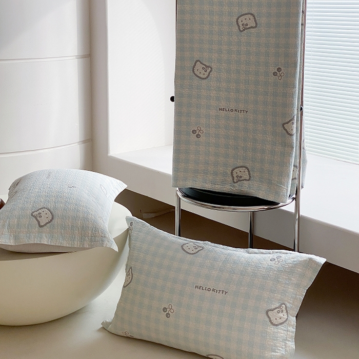 91家纺网 家纺一手货源 找家纺 麻依 2026新款安心棉床盖三件全棉四层纱布床单系列 卡通小猫-水蓝