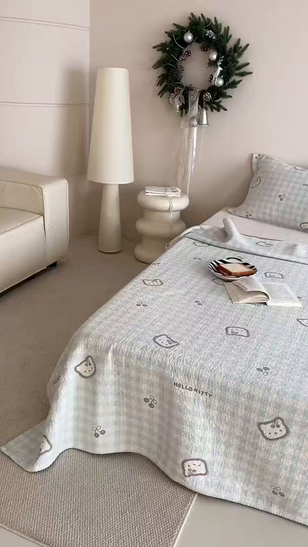 91家纺网 家纺一手货源 找家纺 麻依 2026新款安心棉床盖三件全棉四层纱布床单系列 卡通小猫-水蓝