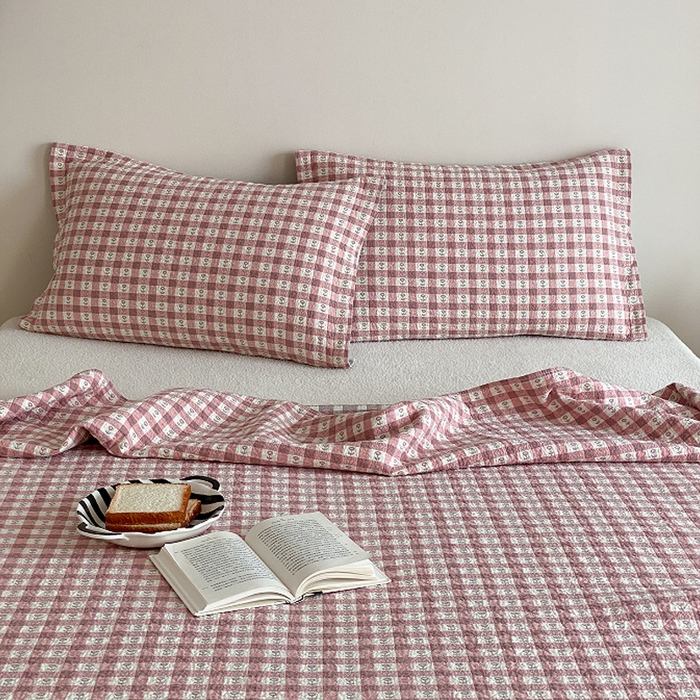 91家纺网 家纺一手货源 找家纺 麻依 2026新款安心棉床盖三件全棉四层纱布床单系列 小花-粉色