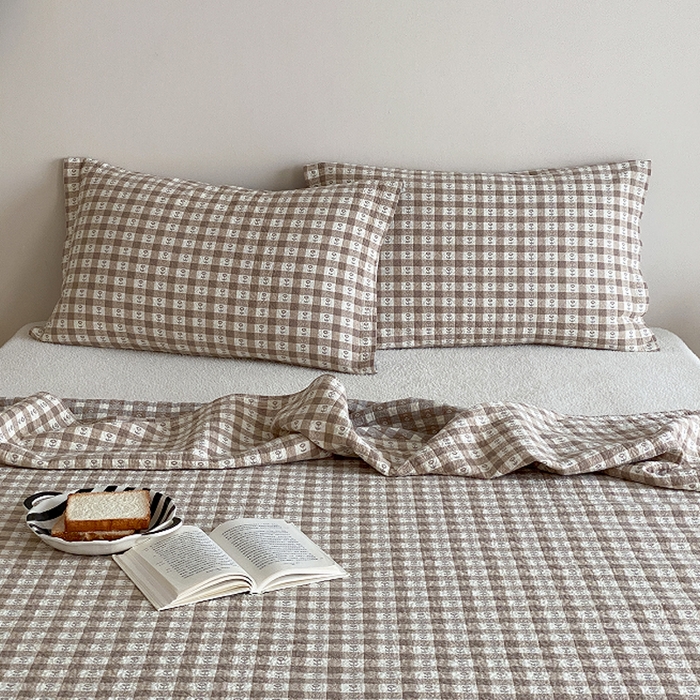 91家纺网 家纺一手货源 找家纺 麻依 2026新款安心棉床盖三件全棉四层纱布床单系列 小花-咖色