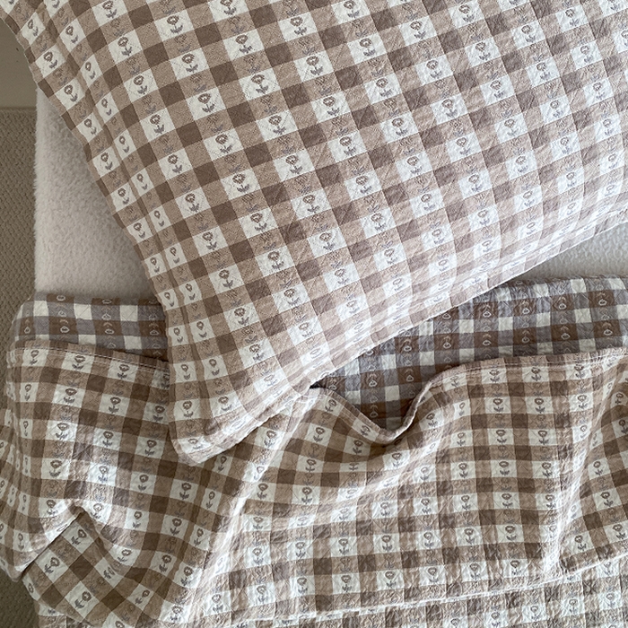 91家纺网 家纺一手货源 找家纺 麻依 2026新款安心棉床盖三件全棉四层纱布床单系列 小花-咖色