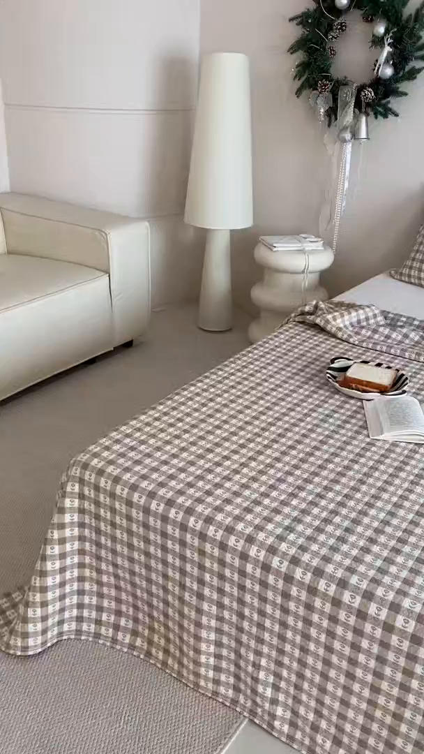 91家纺网 家纺一手货源 找家纺 麻依 2026新款安心棉床盖三件全棉四层纱布床单系列 小花-咖色