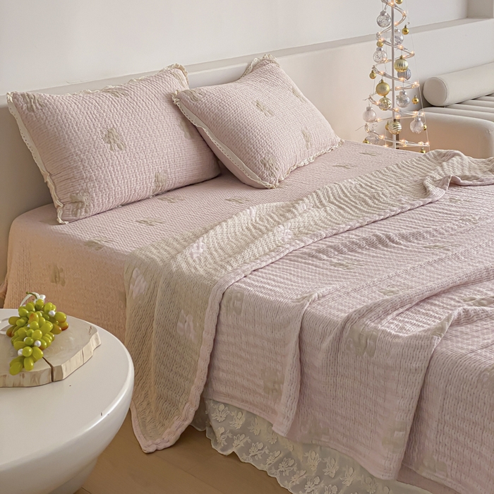 91家纺网 家纺一手货源 找家纺 麻依 2026新款韩国花边床盖三件套系列 粉皮猫