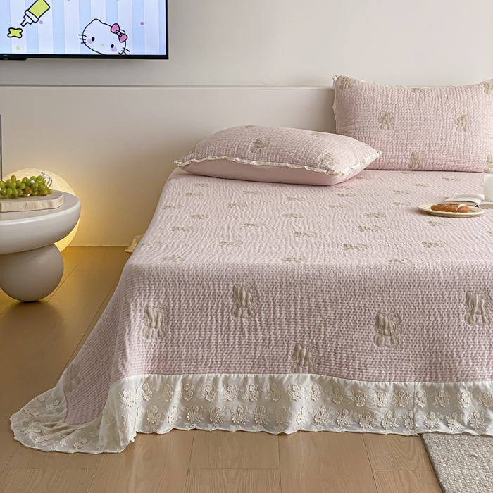 91家纺网 家纺一手货源 找家纺 麻依 2026新款韩国花边床盖三件套系列 粉皮猫