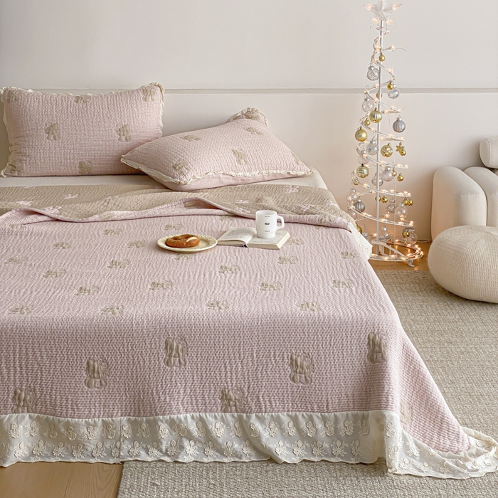 91家纺网 家纺一手货源 找家纺 麻依 2026新款韩国花边床盖三件套系列 粉皮猫