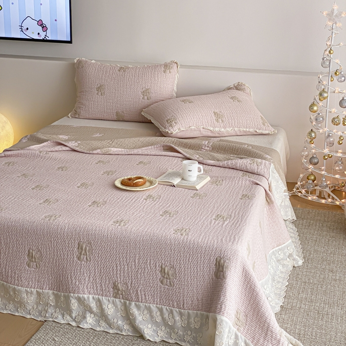 91家纺网 家纺一手货源 找家纺 麻依 2026新款韩国花边床盖三件套系列 粉皮猫