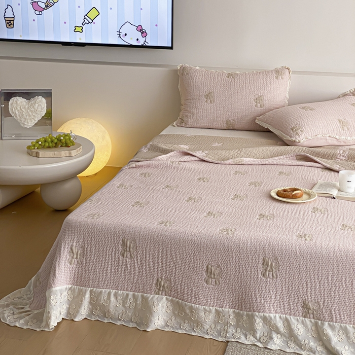 91家纺网 家纺一手货源 找家纺 麻依 2026新款韩国花边床盖三件套系列 粉皮猫