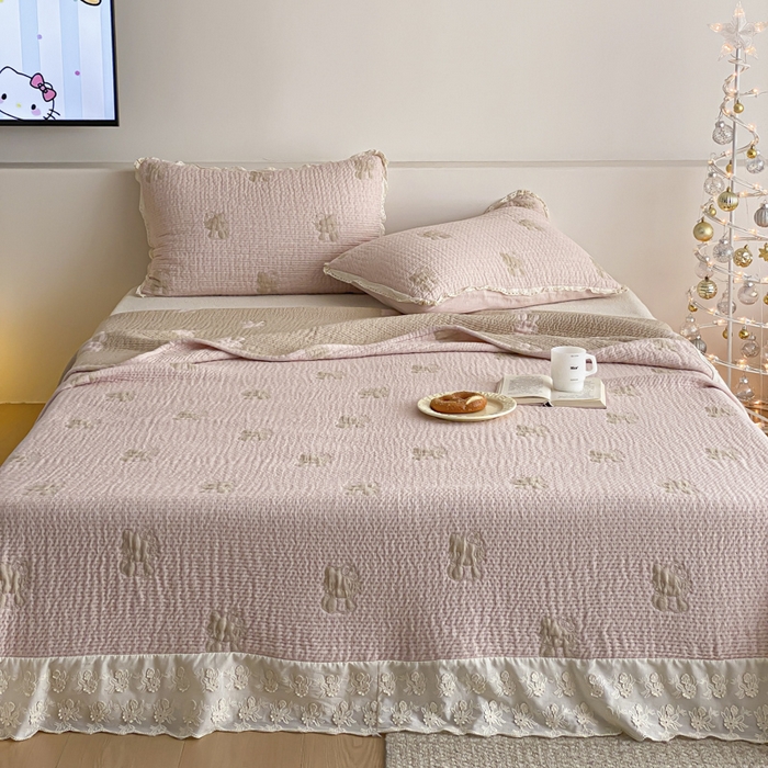 91家纺网 家纺一手货源 找家纺 麻依 2026新款韩国花边床盖三件套系列 粉皮猫