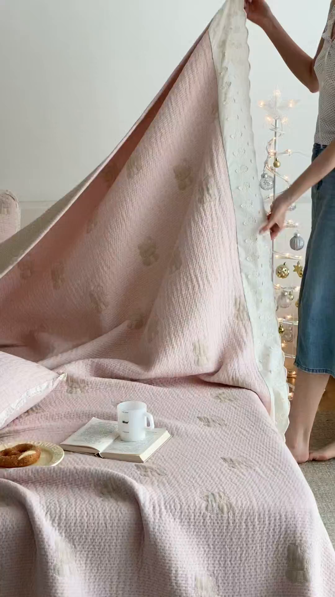 91家纺网 家纺一手货源 找家纺 麻依 2026新款韩国花边床盖三件套系列 粉皮猫