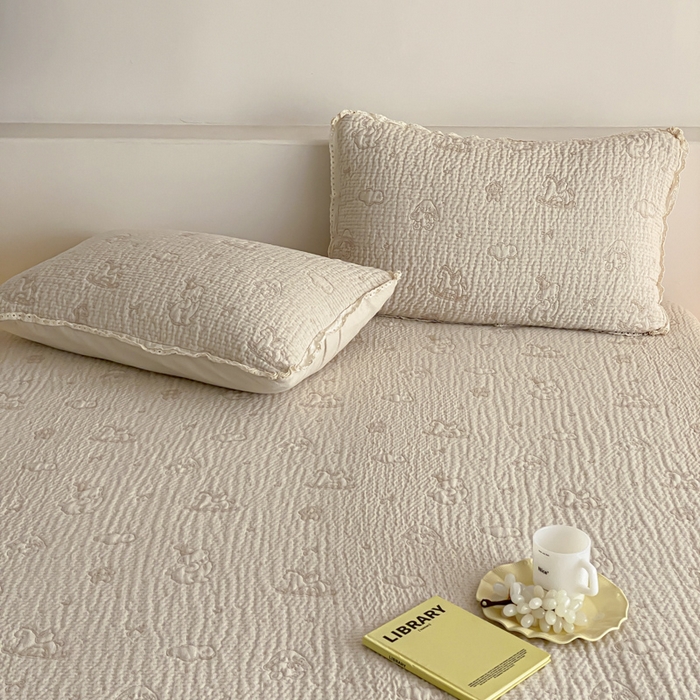 91家纺网 家纺一手货源 找家纺 麻依 2026新款韩国花边床盖三件套系列 木马小熊-驼