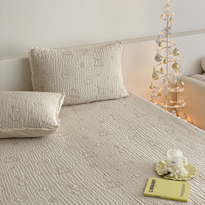 91家纺网 家纺一手货源 找家纺 麻依 2026新款韩国花边床盖三件套系列 木马小熊-驼