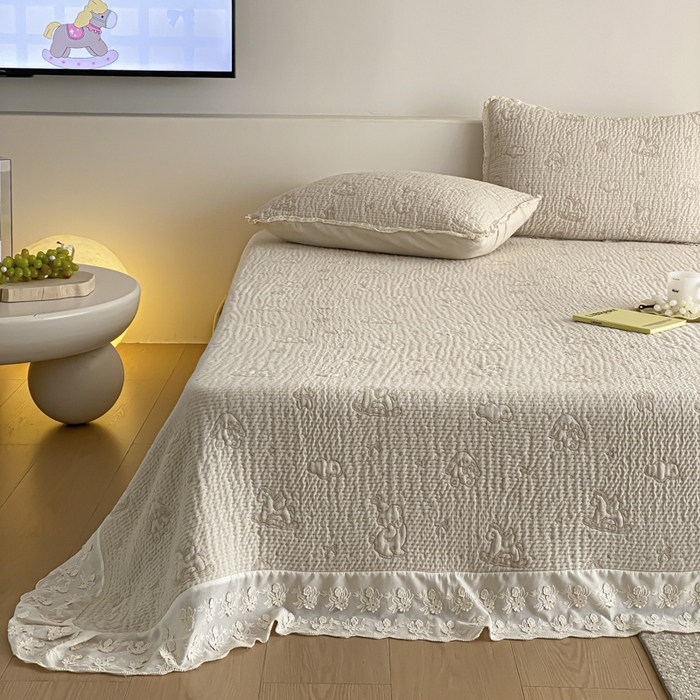 91家纺网 家纺一手货源 找家纺 麻依 2026新款韩国花边床盖三件套系列 木马小熊-驼