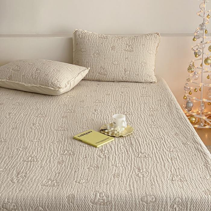 91家纺网 家纺一手货源 找家纺 麻依 2026新款韩国花边床盖三件套系列 木马小熊-驼