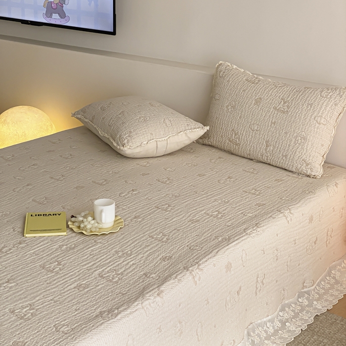 91家纺网 家纺一手货源 找家纺 麻依 2026新款韩国花边床盖三件套系列 木马小熊-驼