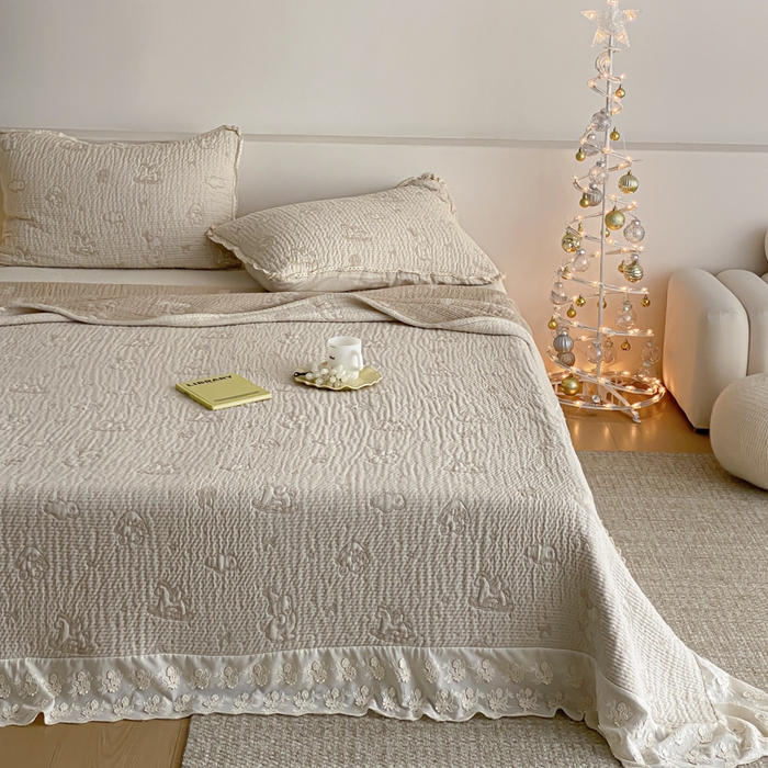 91家纺网 家纺一手货源 找家纺 麻依 2026新款韩国花边床盖三件套系列 木马小熊-驼