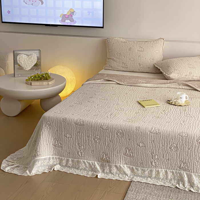 91家纺网 家纺一手货源 找家纺 麻依 2026新款韩国花边床盖三件套系列 木马小熊-驼