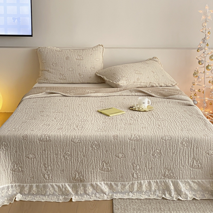 91家纺网 家纺一手货源 找家纺 麻依 2026新款韩国花边床盖三件套系列 木马小熊-驼