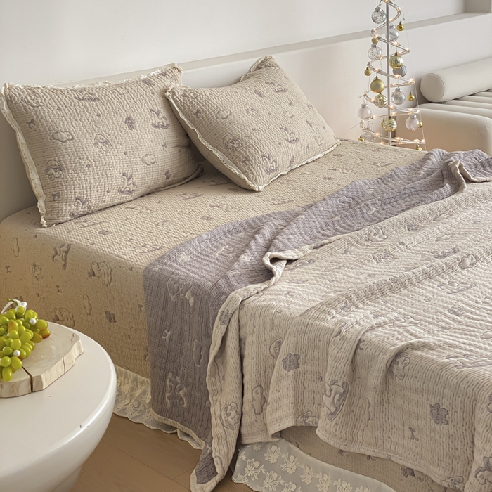 91家纺网 家纺一手货源 找家纺 麻依 2026新款韩国花边床盖三件套系列 木马小熊-紫色