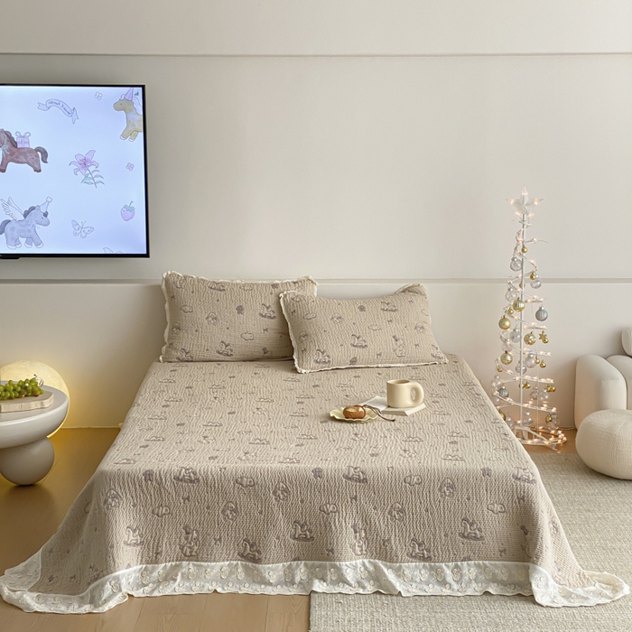 91家纺网 家纺一手货源 找家纺 麻依 2026新款韩国花边床盖三件套系列 木马小熊-紫色