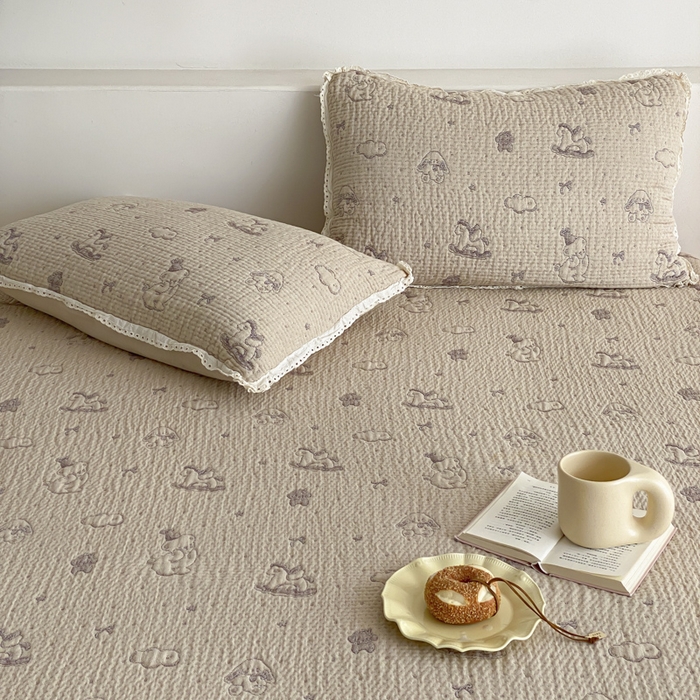 91家纺网 家纺一手货源 找家纺 麻依 2026新款韩国花边床盖三件套系列 木马小熊-紫色