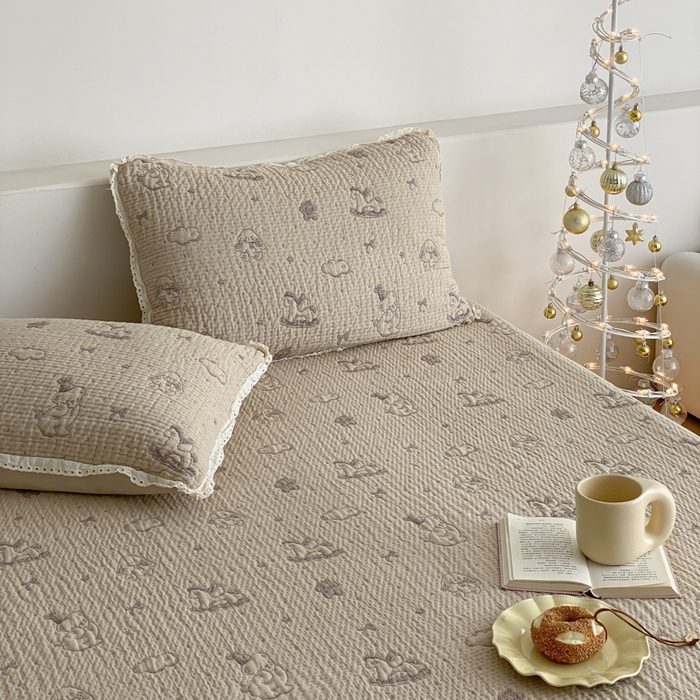 91家纺网 家纺一手货源 找家纺 麻依 2026新款韩国花边床盖三件套系列 木马小熊-紫色