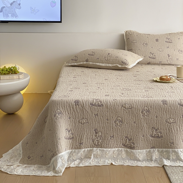 91家纺网 家纺一手货源 找家纺 麻依 2026新款韩国花边床盖三件套系列 木马小熊-紫色