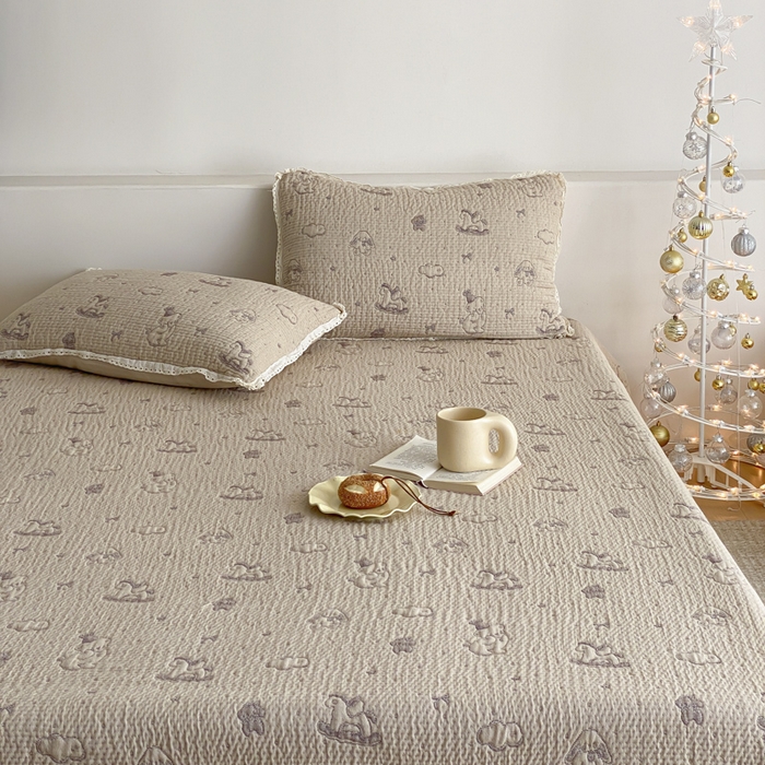 91家纺网 家纺一手货源 找家纺 麻依 2026新款韩国花边床盖三件套系列 木马小熊-紫色