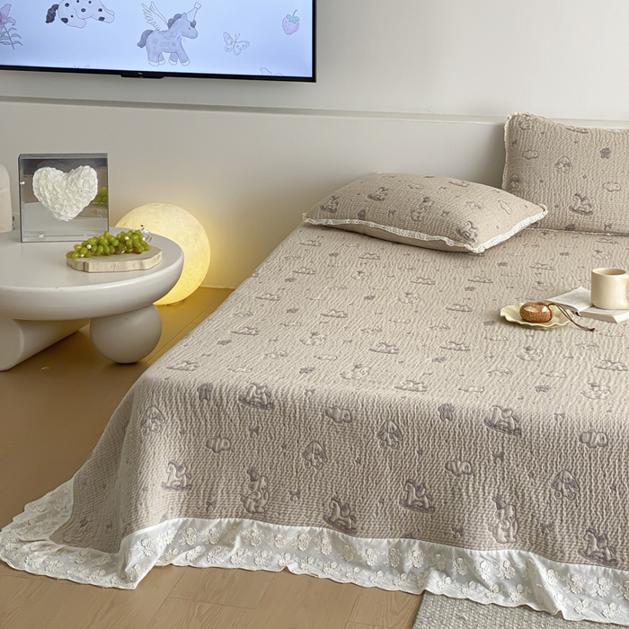 91家纺网 家纺一手货源 找家纺 麻依 2026新款韩国花边床盖三件套系列 木马小熊-紫色