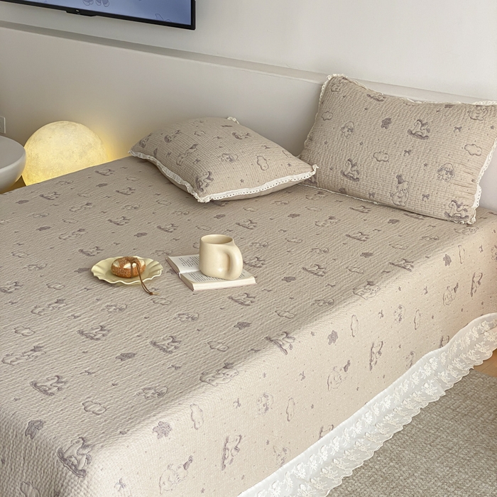 91家纺网 家纺一手货源 找家纺 麻依 2026新款韩国花边床盖三件套系列 木马小熊-紫色