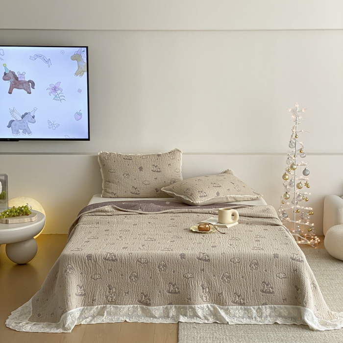 91家纺网 家纺一手货源 找家纺 麻依 2026新款韩国花边床盖三件套系列 木马小熊-紫色