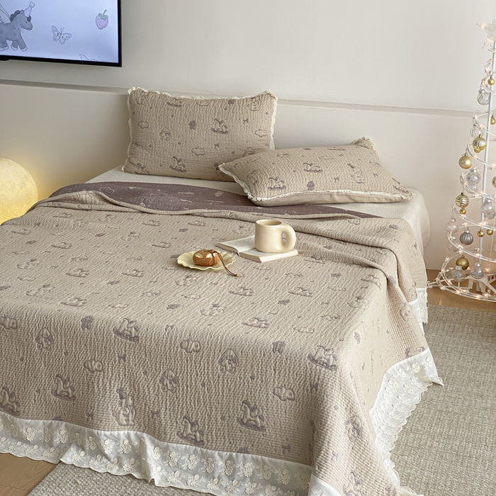 91家纺网 家纺一手货源 找家纺 麻依 2026新款韩国花边床盖三件套系列 木马小熊-紫色