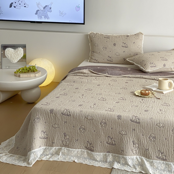 91家纺网 家纺一手货源 找家纺 麻依 2026新款韩国花边床盖三件套系列 木马小熊-紫色