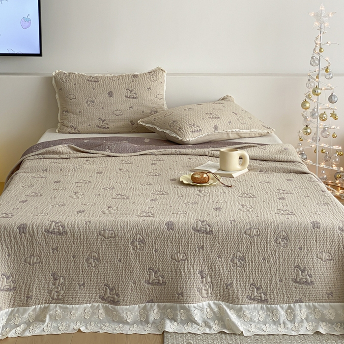 91家纺网 家纺一手货源 找家纺 麻依 2026新款韩国花边床盖三件套系列 木马小熊-紫色